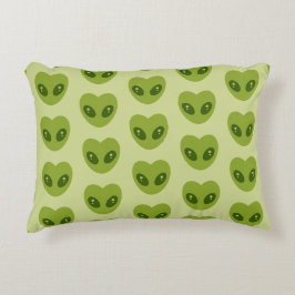 Cute Green Heart-Shaped Alien Head Pattern Prydnadskudde