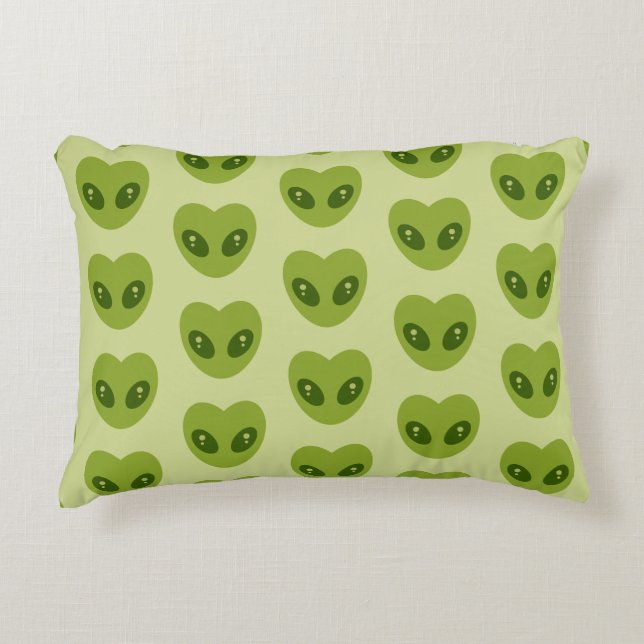 Cute Green Heart-Shaped Alien Head Pattern Prydnadskudde (Framsidan)