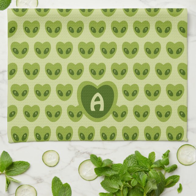 Cute Green Heart-Shaped Alien Pattern Monogram Kit Kökshandduk (Vikta)