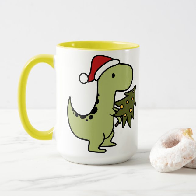 Cute grönt Dinosaur som håller Julgran Mugg (Med munk)
