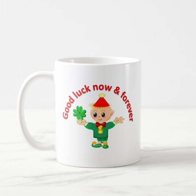 Cute grönt Elf som håller schamprock Kaffemugg (Vänster)