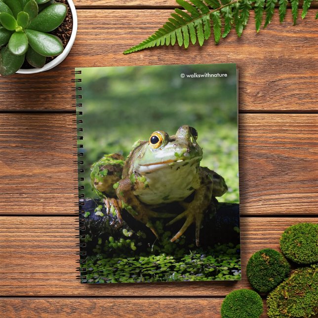 Cute Grönt Frog Strejkor a Pose på Hose Anteckningsbok Med Spiral (Green Frog Strikes a Pose on the Hose Journal Cover Photo)