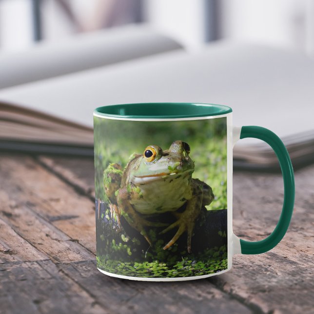 Cute Grönt Frog Strejkor a Pose på Hose Mugg (Cute Green Frog Strikes a Pose on the Hose 11 oz Coffee Mug Cover Photo.)