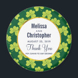 Cute Grönt Klöver Mönster Bröllop Magnet<br><div class="desc">En bröllop-magnet med ett sött upprepande mönster med oliv grönt klöver mot mörk grönt bakgrund. En vit cirkel med en faux guld-folie gräns överst med texten inuti.</div>