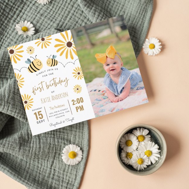 Cute Gult Bee and Solros First Birthday Photo Inbjudan Vykort (Skapare uppladdad)