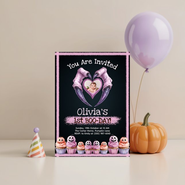 Cute Halloween 1:a födelsedagsinbjudan Inbjudningar (Cute Halloween 1st Birthday Invitation with photo template and spooky cupcakes)