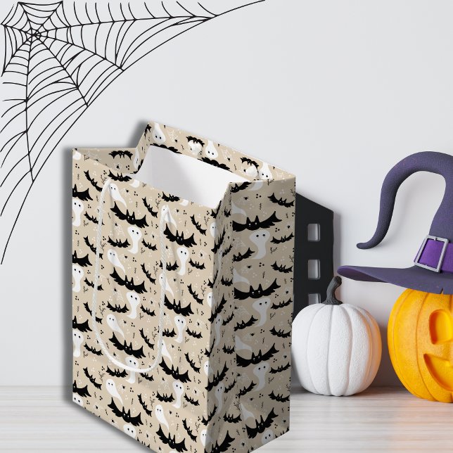 Cute Halloween-beige-bakgrundspooky-spöke (Cute Halloween beige background spooky ghost Medium Gift Bag)