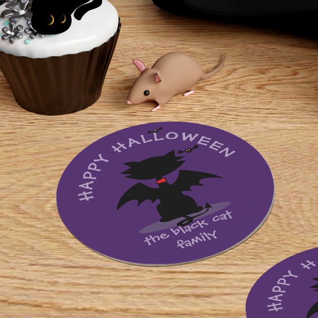 Cute Halloween Black Cat Fladdermus Party Papper U Underlägg Papper Rund (Happy Halloween! Here's the purple party coasters you will need. A cat bat with your family name)