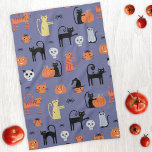 Cute Halloween Cat Spooky Kökshandduk<br><div class="desc">Cute och spooky halloween cat mönster med kattwitchar,  pumpanternor,  spindlar,  döskallar,  spöken och zombies. Eek! Originalkonst av Nic Squirrell.</div>