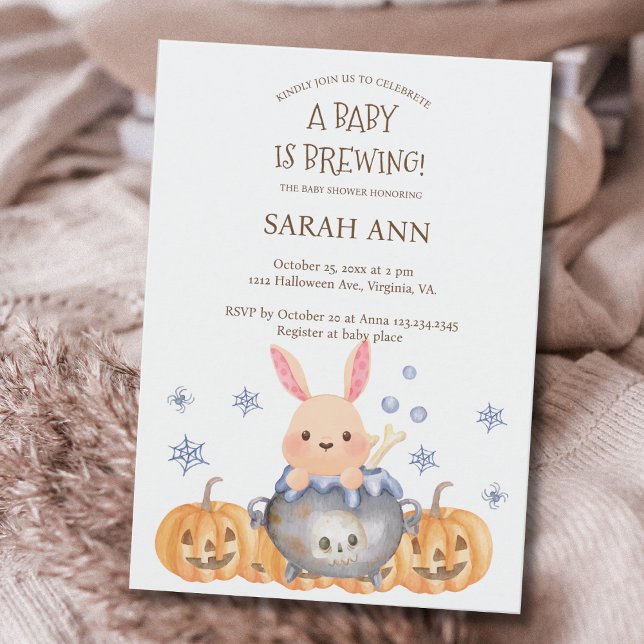 Cute Halloween Cauldron Baby är en bryggstövel Inbjudningar (Cute Halloween Cauldron Baby is Brewing Shower Invitation)