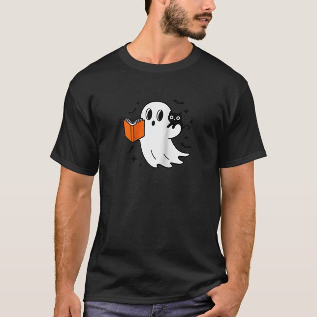 Cute Halloween Ghost som läser Bok med svart katt T Shirt (Framsida)