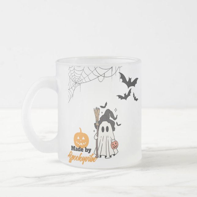 Cute Halloween Ghost Witch med Broom och Pumpkin Frostad Glasmugg (Vänster)