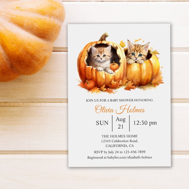 Cute Halloween Kitten i Pumpkin Baby Shower Inbjudningar (Cute Kitten Baby Shower Invitation on white table next to a pumpkin)