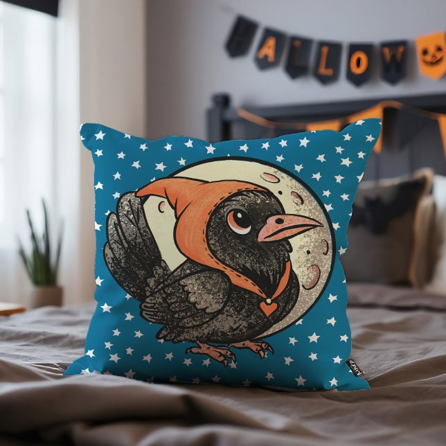 Cute Halloween Raven in Orange Costume Måne Stars Kudde (Charming chibi raven in a cozy costume, perfect pillow for spooky season decor or cuddly accents.)