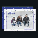 Cute Hand plockade Stars Lycklig Hanukkah-familjen Julkort<br><div class="desc">Snyggt och söta fotokort är perfekt för alla dina vänner och din familj den här julhelgen. Anpassa texten "lycklig hanukah" med din egen hälsning och byt ut familjen namn och året och byt ut ut bild mot ett foto av dina barn, husdjur eller hela familjen. Utformningen har en blå gräns...</div>