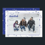 Cute Hand plockade Stars Lycklig Hanukkah-familjen Julkort<br><div class="desc">Snyggt och söta fotokort är perfekt för alla dina vänner och din familj den här julhelgen. Anpassa texten "lycklig hanukah" med din egen hälsning och byt ut familjen namn och året och byt ut ut bild mot ett foto av dina barn, husdjur eller hela familjen. Utformningen har en blå gräns...</div>