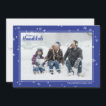 Cute Hand plockade Stars Lycklig Hanukkah Family H Julkort<br><div class="desc">Snyggt och söta fotokort är perfekt för alla dina vänner och din familj den här julhelgen. Anpassa texten "lycklig hanukah" med din egen hälsning och byt ut familjen namn och året och byt ut ut bild mot ett foto av dina barn, husdjur eller hela familjen. Utformningen har en vit gräns...</div>