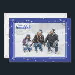 Cute Hand plockade Stars Lycklig Hanukkah Family H Julkort<br><div class="desc">Snyggt och söta fotokort är perfekt för alla dina vänner och din familj den här julhelgen. Anpassa texten "lycklig hanukah" med din egen hälsning och byt ut familjen namn och året och byt ut ut bild mot ett foto av dina barn, husdjur eller hela familjen. Utformningen har en vit gräns...</div>