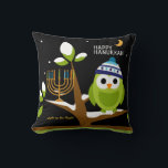 Cute Hanukkah Big Uggla & Menorah Snowy Träd Night Kudde<br><div class="desc">Cute Hanukkah Uggla & Menorah i Snowy Träd. Ljus upp Nights. Den här slöjan, färgfull Hanukkah Uggla och Menorah i Snowy Träd är helt roligt! Den färgstarka Tecknaden stil kommer att glädja vänner och familj i alla åldrar. Det är designat att få alla att le denna julhelg. All text, inklusive...</div>