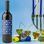 Cute Hanukkah Dreidel Menorah Anpassningsbar Blue  Vinflaska Etikett<br><div class="desc">Den vackra anpassningsbarna Hanukkah party vin är i söt blå med en coola mönster av judenisstjärnan,  drömidel för roligt Chanukah-spel och den judiska menorah. Söt helgdag-gåva med ditt efternamn anpassat i vitt.</div>