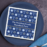 Cute Hanukkah Dreidel Menorah Mönster Anpassningsb Pappersservett<br><div class="desc">Vackra Hanukkah party blöjor i söt blue med en coola mönster av judenisstjärnan,  drömidel för roligt Chanukah-spel och den judiska menorah för en helgdag middag eller möte med din synagog.</div>