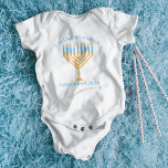 Cute Hanukkah Menorah Family Reunion Personlig T Shirt<br><div class="desc">Cute anpassningsbar Hanukkah baby bodykostym för en judisk familjeåterförening eller Chanukah party med synagog. Anpassa med eget efternamn eller gruppinformation i blått runt söt menorah.</div>