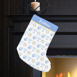 Cute Hanukkah Mönster Personlig, judiska Kids Liten Julstrumpa<br><div class="desc">Vackra Hanukkah-strumpor i söt vit och blek blå med en coola mönster av judenisstjärnan,  drömidel för roligt Chanukah-spel och den judiska menorah för helgdag. Anpassa med dina barn namn i vitt på baby blue rand.</div>