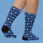 Cute Hanukkah Mönster Strumpor<br><div class="desc">Vackra Hanukkah strandar i söt blå med en coola mönster av judenisstjärnan,  drömidel för roligt Chanukah-spel och den judiska menorah för helgdag.</div>
