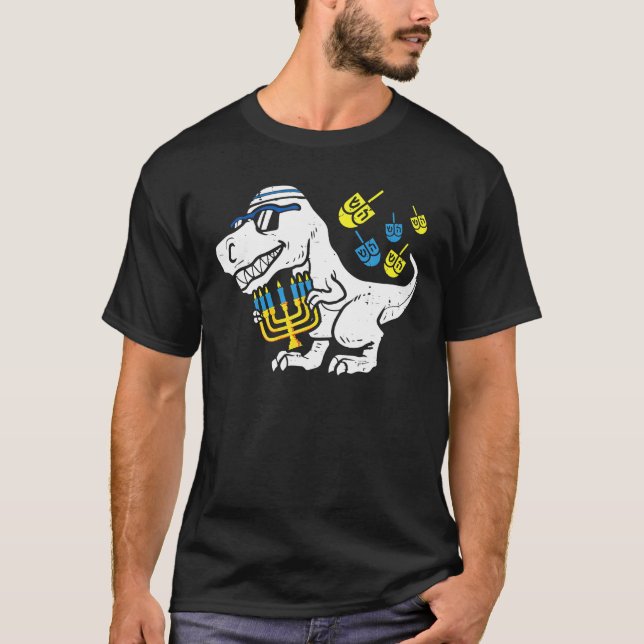 Cute Hanukkah T - Rex Dinosaur Menorasaurus Shirt (Framsida)