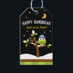 Cute Hanukkah Uggla & Menorah Light upp till natte Presentetikett<br><div class="desc">Lägg dina Hanukkah-gåvor åt Familj och vänner med Anpassningsbarnas Märkre! Kan även användas för att ställa in en roligt och festlig Hanukkah bord. Cute Hanukkah Uggla & Menorah i Snowy Träd. Ljus upp Nights. Den här slöjan, färgfull Hanukkah Uggla och Menorah i Snowy Träd är helt roligt! Utöm vänner och...</div>