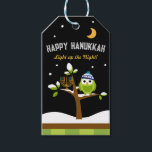 Cute Hanukkah Uggla & Menorah Light upp till natte Presentetikett<br><div class="desc">Lägg dina Hanukkah-gåvor åt Familj och vänner med Anpassningsbarnas Märkre! Kan även användas för att ställa in en roligt och festlig Hanukkah bord. Cute Hanukkah Uggla & Menorah i Snowy Träd. Ljus upp Nights. Den här slöjan, färgfull Hanukkah Uggla och Menorah i Snowy Träd är helt roligt! Utöm vänner och...</div>