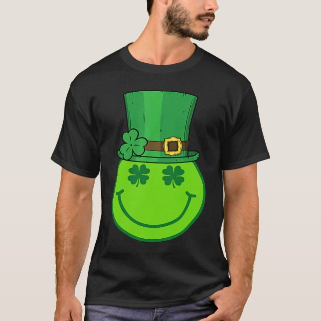 Cute Happy Face Leprechaun  St Patricks Day Irish  T Shirt (Framsida)