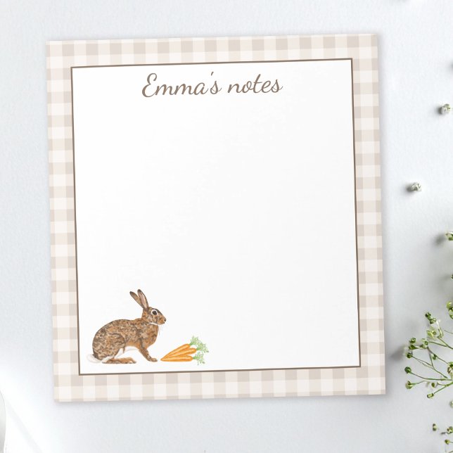Cute Hare With Carrots On Beige Gingham Easter Anteckningsblock (Skapare uppladdad)