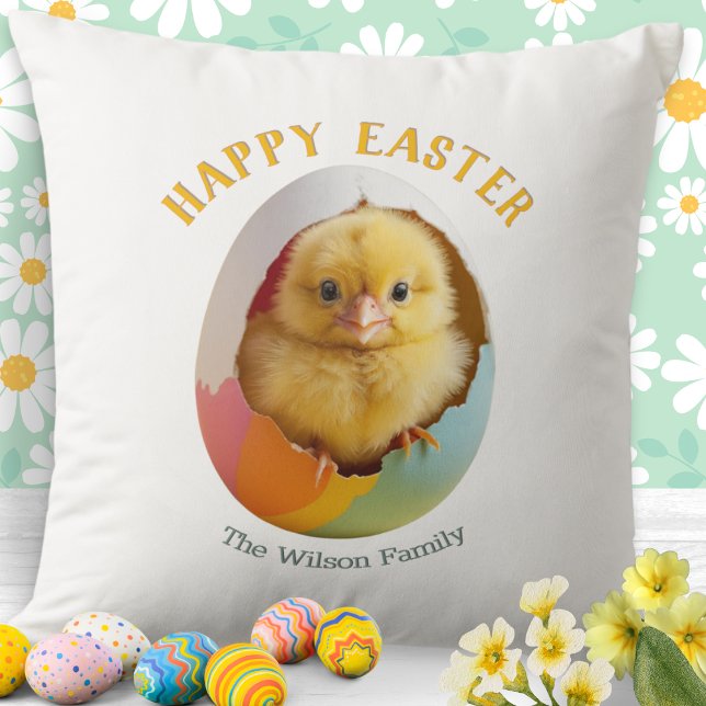 Cute Hatching Chick Colorful Glad påsk Egg Kudde (A pillow with Happy Easter words and picture of a cute yellow chick hatching out of a colorful egg)