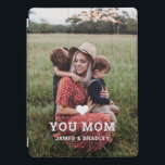 Cute HEART KÄRLEK DU MAMMA Mors dag Photo iPad Pro Skydd<br><div class="desc">Cute Heart Kärlek You Mamma Photo iPad Case innehåller ditt favoritfoto med texten "(kärlek hjärta) du Mamma" i det moderna vita skript med namn nedan. Anpassa genom att redigera texten i den angivna textrutan och lägga till ditt eget bild. Designad av ©2022 Evco Studio www.zazzle.com/store/evcostudio</div>