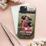 Cute HEART KÄRLEK DU MORSA Mors dag Photo<br><div class="desc">Cute Heart Kärlek You Morsa Mors dag Photo iphone case har ditt favoritfoto med texten "(kärlek hjärta) du Morsa" i modernt,  vitt skript med namn nedan. Anpassa genom att redigera texten i den angivna textrutan och lägga till ditt eget bild. Designad av ©2022 Evco Studio www.zazzle.com/store/evcostudio</div>
