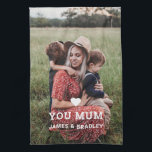 Cute HEART KÄRLEK DU MORSA Mors dag Photo Kökshandduk<br><div class="desc">Cute Heart Kärlek You Morsa Mors dag Photo Kitchen Towels har ditt favoritfoto med texten "(kärlek hjärta) du Morsa" i det moderna vita manuset med namn nedan. Anpassa genom att redigera texten i den angivna textrutan och lägga till ditt eget bild. Designad av ©2022 Evco Studio www.zazzle.com/store/evcostudio</div>