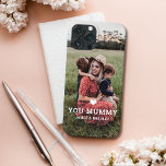 Cute HEART KÄRLEK DU MUMMY Mors dag Photo<br><div class="desc">Cute Heart Kärlek You Mummy Mors dag Photo iphone case har ditt favoritfoto med texten "(kärlek hjärta) you Mummy" i modernt,  vitt skript med namn nedan. Anpassa genom att redigera texten i den angivna textrutan och lägga till ditt eget bild. Designad av ©2022 Evco Studio www.zazzle.com/store/evcostudio</div>
