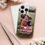 Cute HEART KÄRLEK DU MUMMY Mors dag Photo<br><div class="desc">Cute Heart Kärlek You Mummy Mors dag Photo iphone case har ditt favoritfoto med texten "(kärlek hjärta) you Mummy" i modernt,  vitt skript med namn nedan. Anpassa genom att redigera texten i den angivna textrutan och lägga till ditt eget bild. Designad av ©2022 Evco Studio www.zazzle.com/store/evcostudio</div>