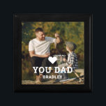 Cute HEART KÄRLEK DU PAPPA Photo Namn Minnesask<br><div class="desc">Cute HEART KÄRLEK DU PAPPA Photo Namn Gift Boxes har ditt favoritfoto med texten "(kärlek hjärta) du Pappa" i det moderna vita skript med namn nedan. Anpassa genom att redigera texten i den angivna textrutan och lägga till ditt eget bild. Perfekt till jul-, födelsedag- och Fars dag-gåvor. Designad av ©2024...</div>