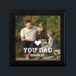 Cute HEART KÄRLEK DU PAPPA Photo Namn Minnesask<br><div class="desc">Cute HEART KÄRLEK DU PAPPA Photo Namn Gift Boxes har ditt favoritfoto med texten "(kärlek hjärta) du Pappa" i det moderna vita skript med namn nedan. Anpassa genom att redigera texten i den angivna textrutan och lägga till ditt eget bild. Perfekt till jul-, födelsedag- och Fars dag-gåvor. Designad av ©2024...</div>