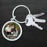 Cute HEART KÄRLEK DU PAPPA Photo Namn Rund Silverfärgad Nyckelring<br><div class="desc">Cute HEART KÄRLEK DIG PAPPA Photo Namn Keychain har ditt favoritfoto med texten "(kärlek hjärta) du Pappa" i modernt, vitt skript med namn nedan. Anpassa genom att redigera texten i den angivna textrutan och lägga till ditt eget bild. Perfekt till jul-, födelsedag- och Fars dag-gåvor. Designad av ©2024 Evco Studio...</div>
