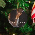 Cute Heart-teckensnitt Första jul som Mr & Mrs Pho Julgransprydnad Keramik<br><div class="desc">Vår första jul som Mr och Mrs...  nya milstolpe fotoornament. En modern typografi med ett sött hjärta för den här fotodesignsamlingen av prydnadsföremål. Så här anpassar du dig med bild som är din favorit. Du kan också enkelt ändra färg på teckensnittet så att det passar dig.</div>