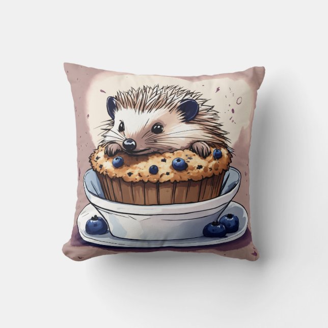 "Cute Hedgehog Enjoying a Blueberry Muffin Pillow Kudde (Framsida)