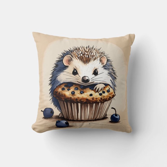"Cute Hedgehog Enjoying a Blueberry Muffin Pillow Kudde (Framsida)