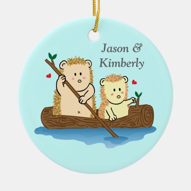 Cute Hedgehog lite på träbåt Julgransprydnad Keramik (Framsidan)