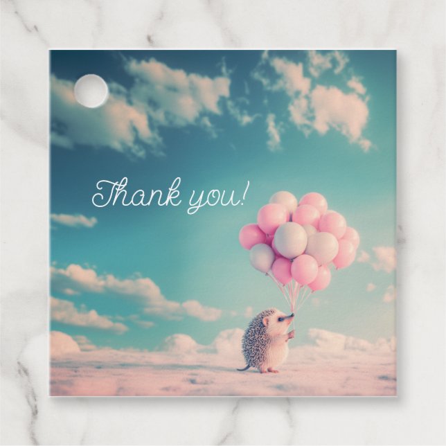 Cute hedgehog med födelsedagsballonger, anpassade gåvor etiketter (Framsida)