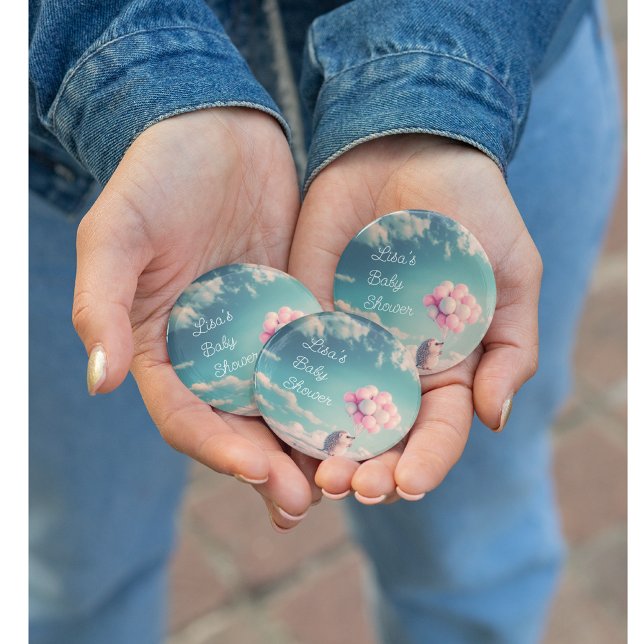 Cute hedgehog med födelsedagsballonger, anpassade knapp (Skapare uppladdad)