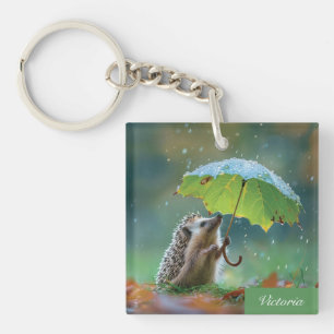 Cute hedgehog som innehar ett paraply i löv
