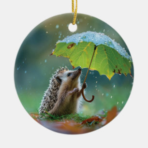 Cute hedgehog som innehar ett paraply i löv julgransprydnad keramik